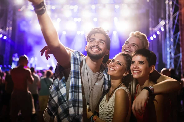 Feliz Joven Amigos Divirtiéndose Festival Música — Foto de Stock