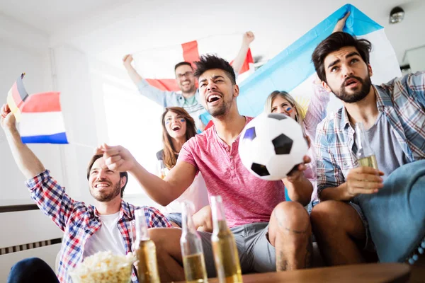 Φίλοι Βλέποντας Ποδόσφαιρο Στο Σπίτι Διασκεδάζοντας — Φωτογραφία Αρχείου