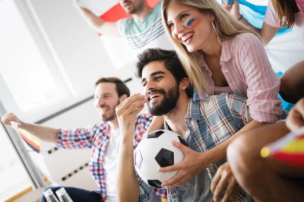Arkadaşlar televizyonda futbol maç izlerken neşeli ve mutlu grup.