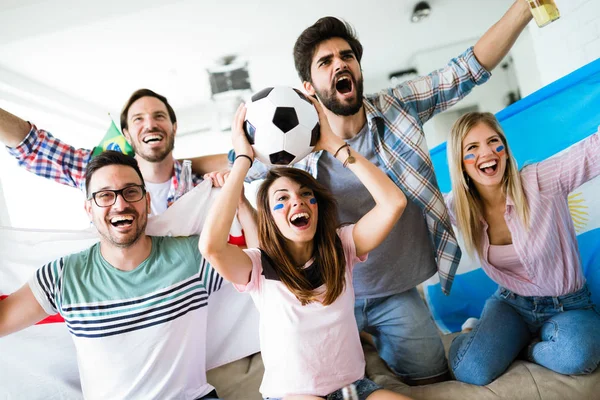 Весела Щаслива Група Друзів Які Дивляться Футбольний Матч Телебаченні — стокове фото