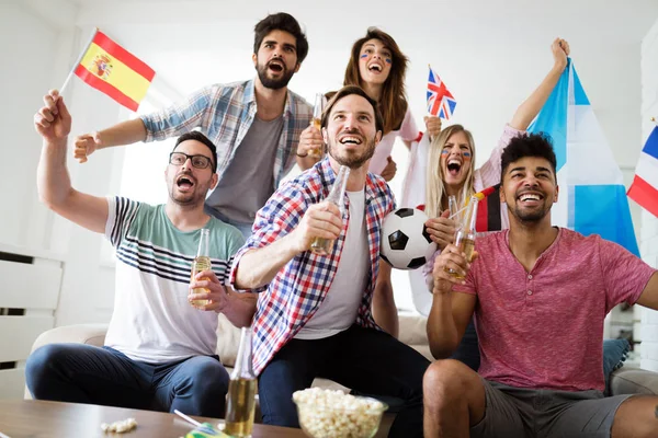 愉快和愉快的小组朋友看足球比赛在电视上 — 图库照片
