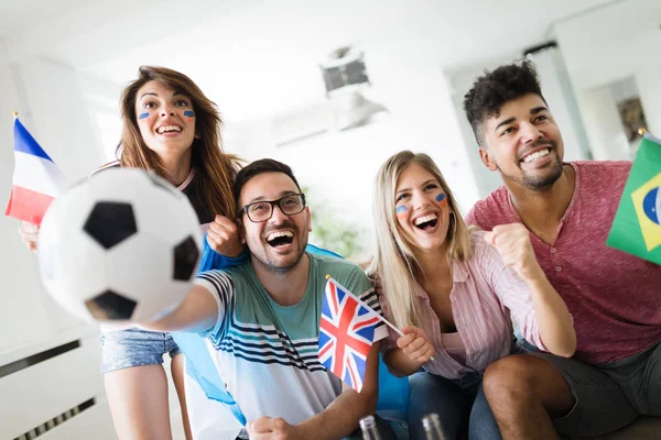 Χαρούμενος Και Ευτυχισμένος Ομάδα Φίλων Βλέποντας Ποδόσφαιρο Παιχνίδι Στην Τηλεόραση — Φωτογραφία Αρχείου