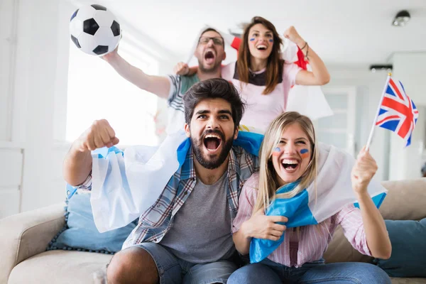 Οπαδοί Του Ποδοσφαίρου Παρακολουθούν Συναισθηματικά Παιχνίδι Και Ουρλιάζοντας Στο Σαλόνι — Φωτογραφία Αρχείου