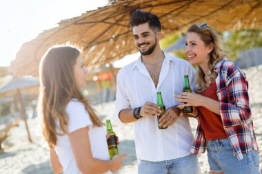 Yaz, tatil, tatil ve mutluluk kavramı - arkadaş grubu