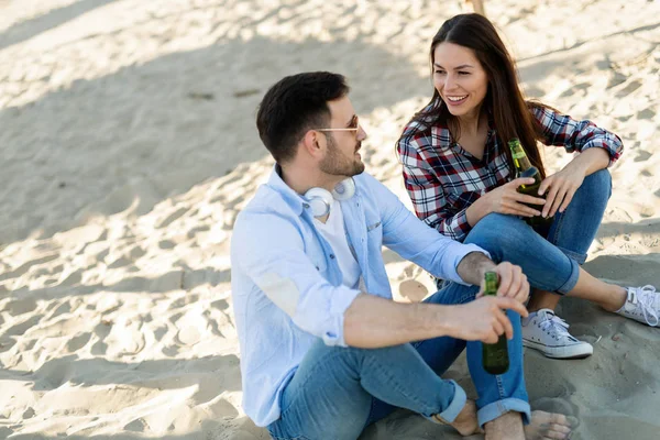 Joyeux Jeune Couple Souriant Buvant Bière Plage — Photo