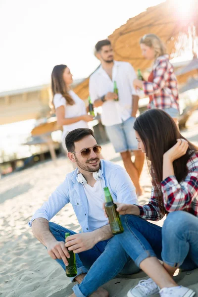 Beach Party Med Vänner Glada Ungdomar Spenderar Trevlig Tid Tillsammans — Stockfoto