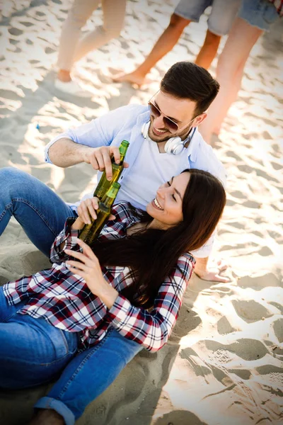 Couple Heureux Souriant Amusant Plage — Photo