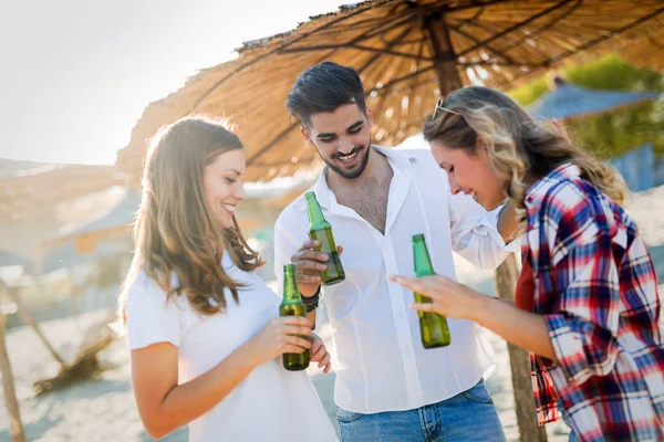 Fête Plage Avec Des Amis Jeunes Gens Joyeux Passer Bon — Photo