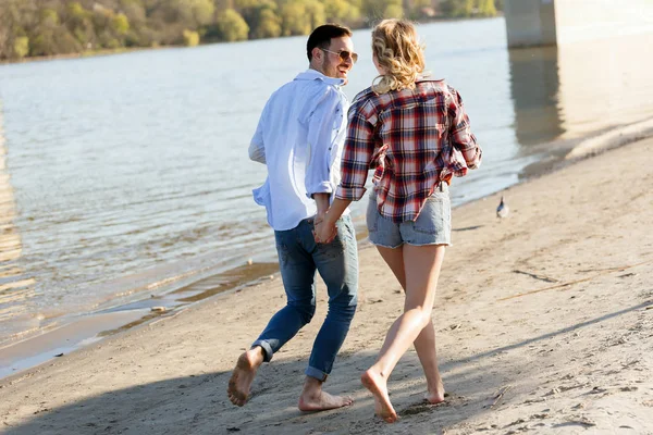 Gelukkige Paar Glimlachend Plezier Tijd Strand — Stockfoto