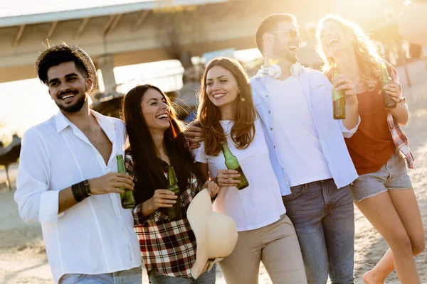 Grupo Amigos Felices Fiesta Playa Divertirse — Foto de Stock