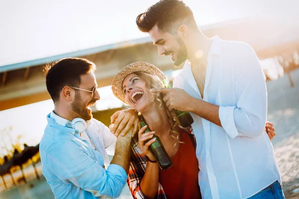 Gruppe Glücklicher Freunde Feiert Strand Und Hat Spaß — Stockfoto