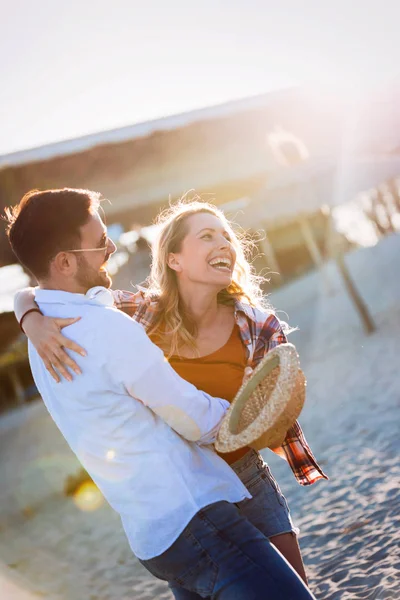 Riktigt Glad Lekfull Par Älskar Att Kul Stranden — Stockfoto