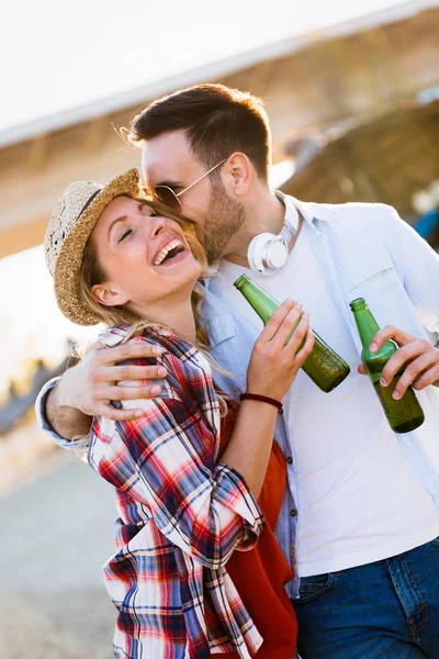 Glückliches Junges Paar Lächelt Und Trinkt Bier Strand — Stockfoto