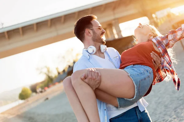 Boldog Pár Mosolygó Birtoklás Móka Idő Strandon — Stock Fotó