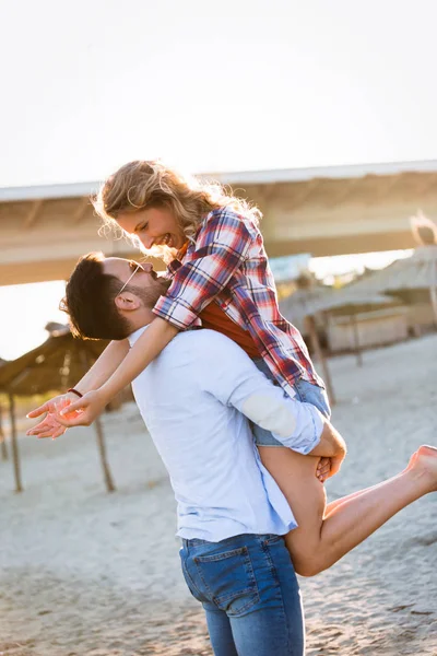 Wirklich Glückliches Verspieltes Verliebtes Paar Das Spaß Strand Hat — Stockfoto