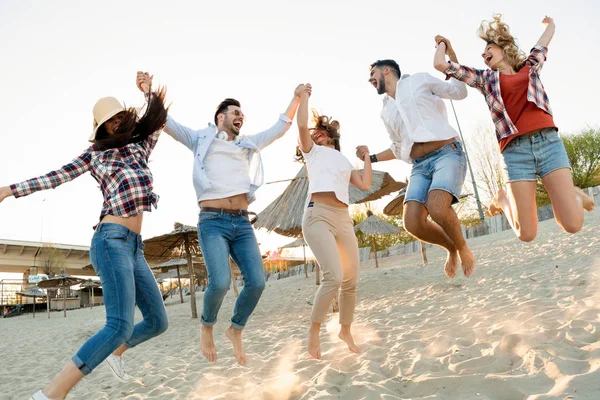 Ομάδα Φίλων Ευτυχισμένο Πάρτι Στην Παραλία Και Διασκέδαση — Φωτογραφία Αρχείου