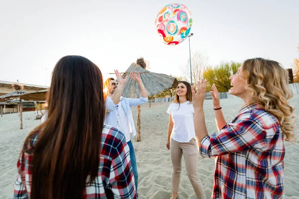 Grupa Szczęśliwych Ludzi Młodych Zabawy Plaży Podczas Wakacji — Zdjęcie stockowe