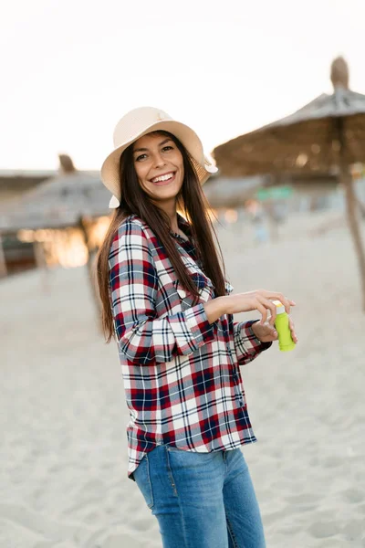 Linda Morena Usando Chapéu Soprando Bolhas Sonhadoras Praia — Fotografia de Stock