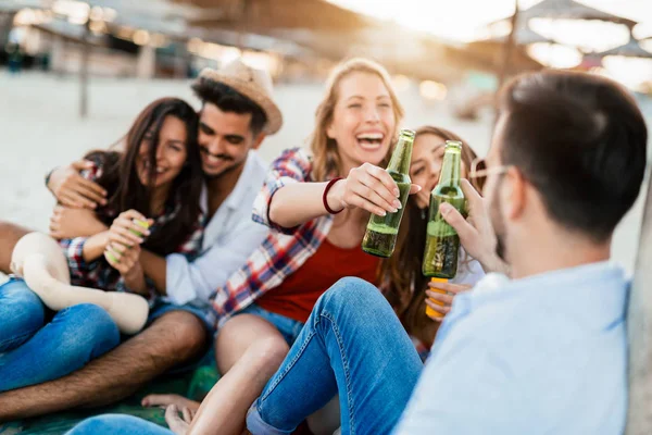 Jovem Casal Feliz Sorrindo Bebendo Cerveja Praia — Fotografia de Stock