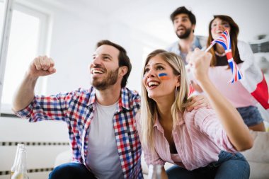 TV izlerken, futbol tezahürat genç mutlu arkadaşlar