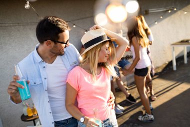 Çatıda birlikte içki kokteyl mutlu genç Çift