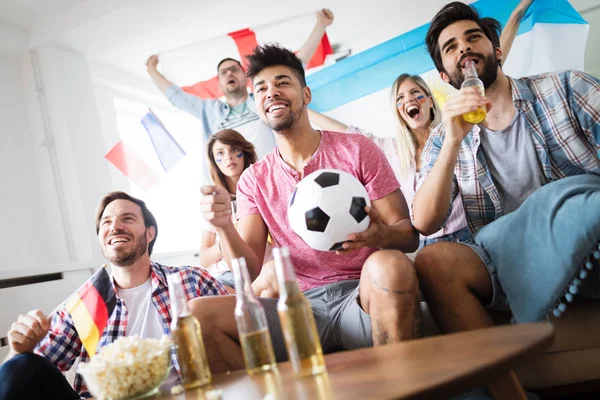 Fãs Futebol Emocionalmente Assistindo Jogo Gritando Sala Estar — Fotografia de Stock