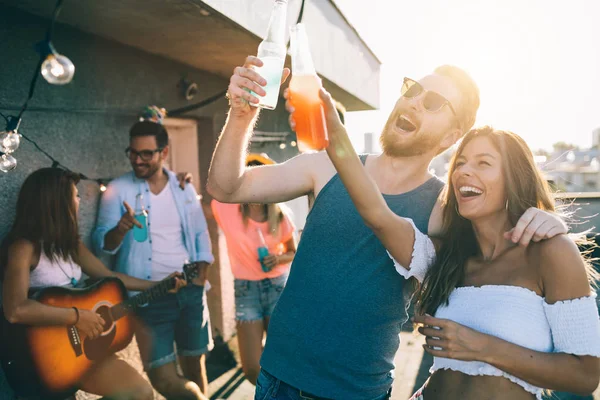 Gruppe Glücklicher Junger Freunde Feiert Party Auf Dem Dach — Stockfoto