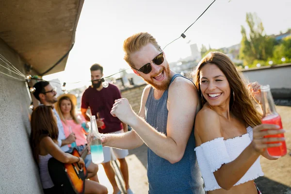 Feliz Joven Atractiva Pareja Divirtiéndose Fiesta — Foto de Stock