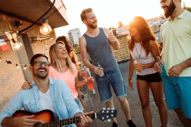 Çatıda parti mutlu gülümseyen arkadaş grubu