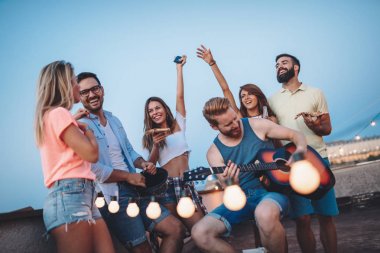 Bir grup arkadaş dışarıda eğleniyor ve mutlular.