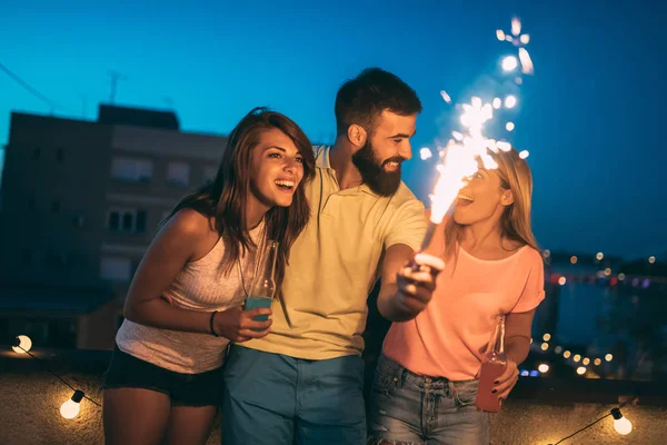 Feliz Grupo Amigos Encendiendo Chispas Disfrutando Libertad — Foto de Stock