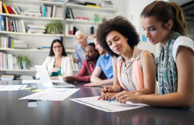 Ofisteki iş projesinde çalışan yaratıcı iş adamları
