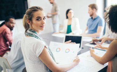 Ofiste başarılı bir iş adamı grubu