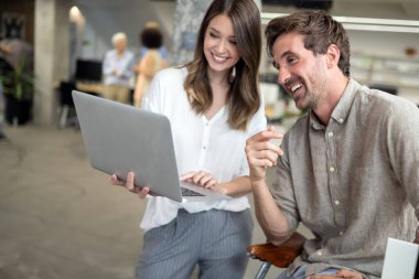 Modern bilişim şirketinde işbirliği yapan programcılar uygulama geliştiriyor