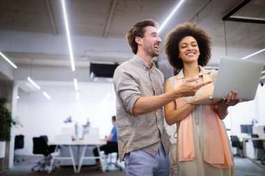 Ofisteki iş projesinde çalışan yaratıcı iş adamları