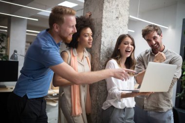 Bir yazılım geliştirme şirketinde çalışan programcı