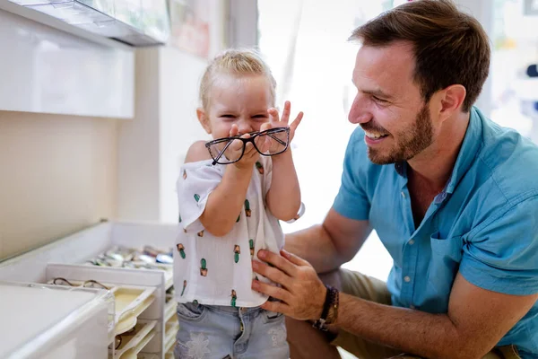 Sağlık Hizmeti Görme Görme Konsepti Babası Ile Optik Mağazasında Gözlük — Stok fotoğraf