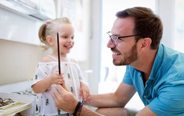 ヘルスケア 視力とビジョンの概念 幸せな子供選択めがねとともに彼女の父で光学店 — ストック写真