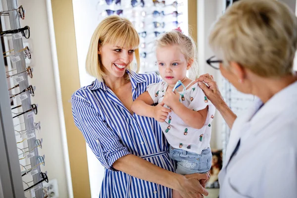 Moeder Leuke Dochter Opticien Winkel Kopen Bril — Stockfoto