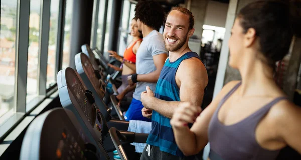 Glücklich Fitte Menschen Die Sport Treiben Fitnessstudio Trainieren Gemeinsam Gesund — Stockfoto