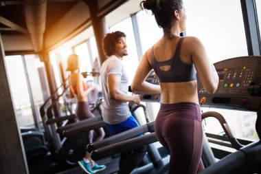 Formda olan insanlar spor yapıyor, spor yapıyor ve birlikte sağlıklı kalıyorlar.