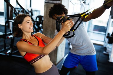 Spor, spor, yaşam tarzı ve insan konsepti. Spor salonunda egzersiz yapan formda insanlar.