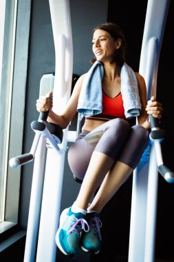 Güzel, formda kadınlar spor salonunda çalışıyor.