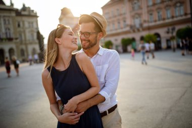 Mutlu turist çift tatilde eğleniyor, seyahat ediyor, gülümsüyor.