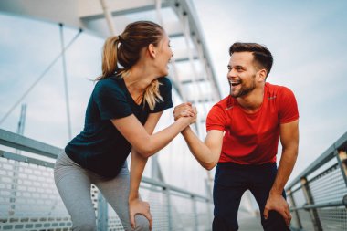 Sabah sporu. Köprüden koşarak geçen mutlu çift