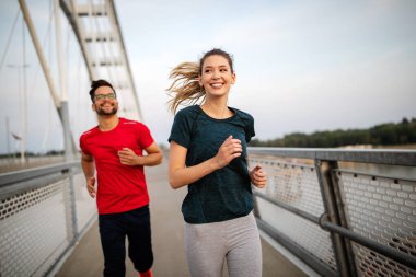 Spor, spor, insanlar, egzersiz ve yaşam tarzı konsepti. Dışarıda koşan çift.