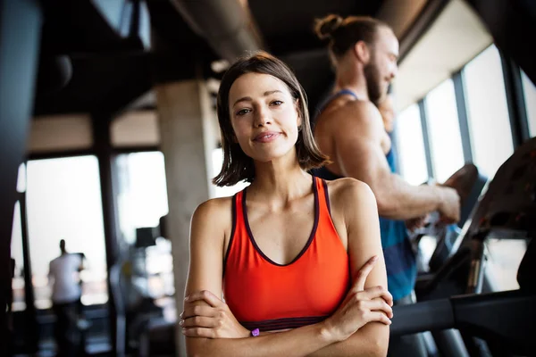 Unga Passar Människor Som Springer Löpband Gymmet — Stockfoto