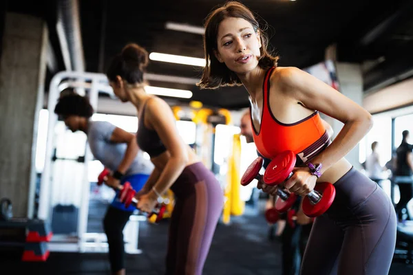 漂亮健康快乐的女人在健身房锻炼 — 图库照片