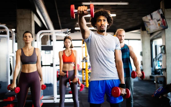 Atletas Jóvenes Sanos Personas Haciendo Ejercicios Gimnasio — Foto de Stock