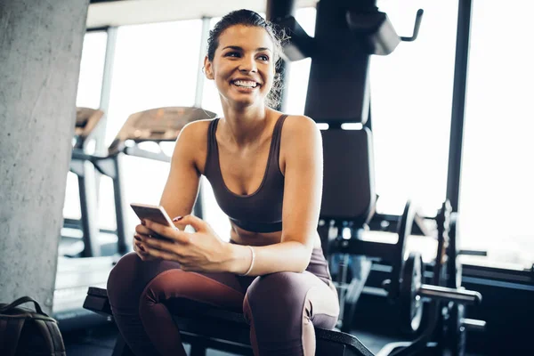 Porträtt Ganska Vältränad Sportig Kvinna Gymmet — Stockfoto